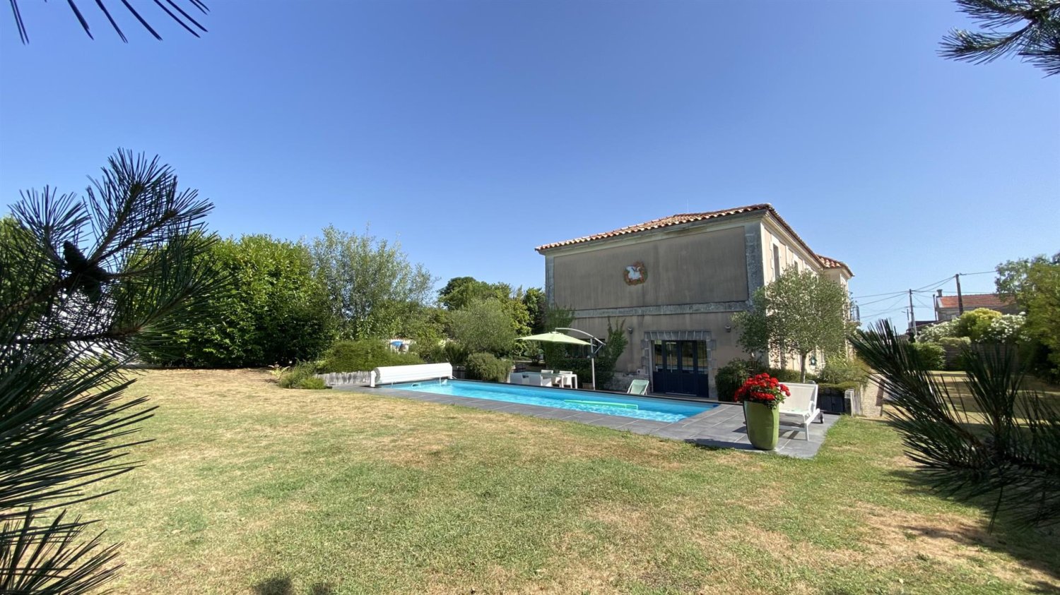 Casa de 6 dormitorios en Charente-Maritime, France No. 301473