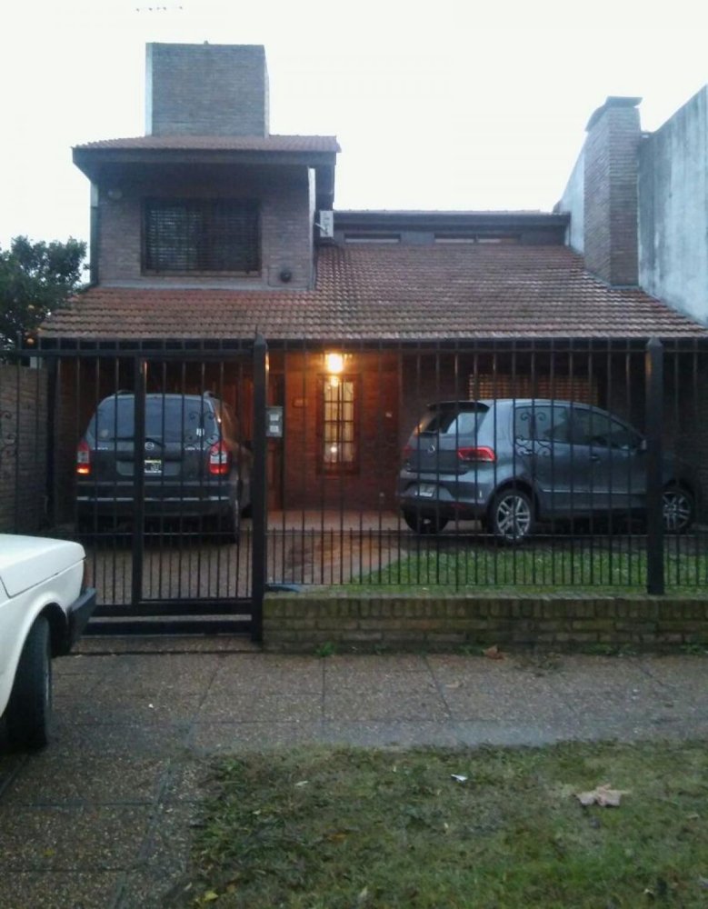 4 bedrooms House in Almirante Brown, Argentina No. 66064