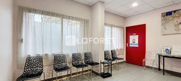 63m² Commercial property in Draveil, France No. 146570 2