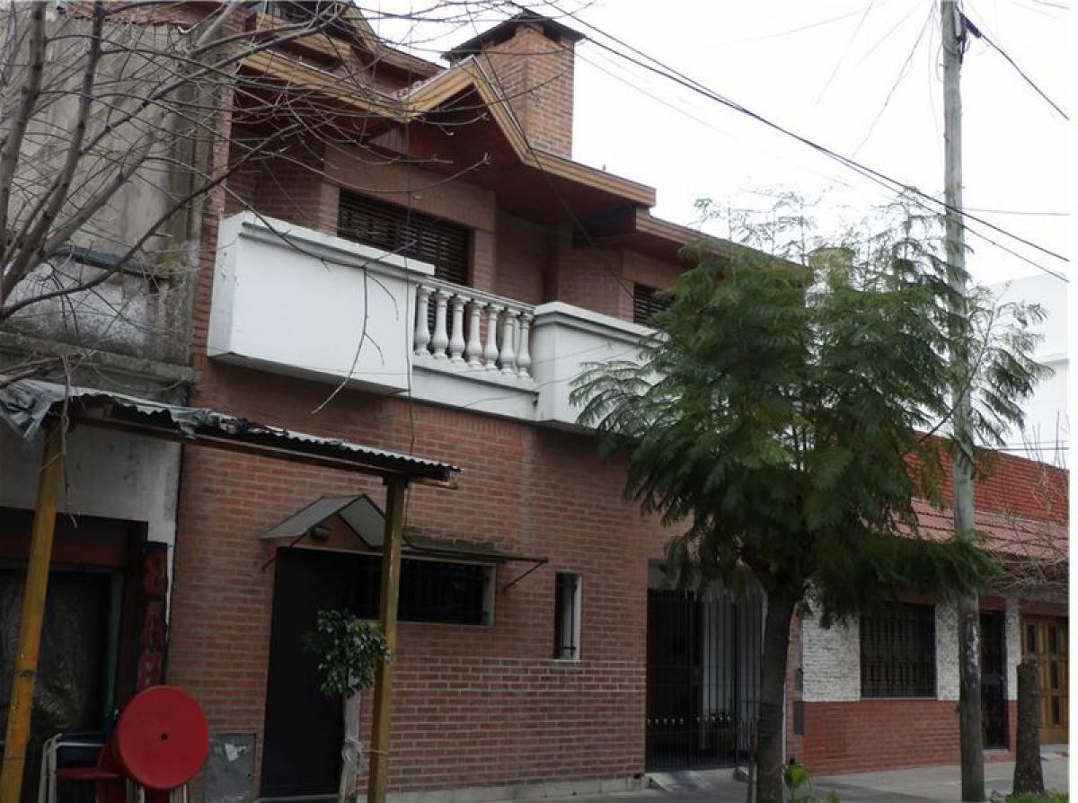 4 bedrooms House in Lanus, Argentina No. 18859