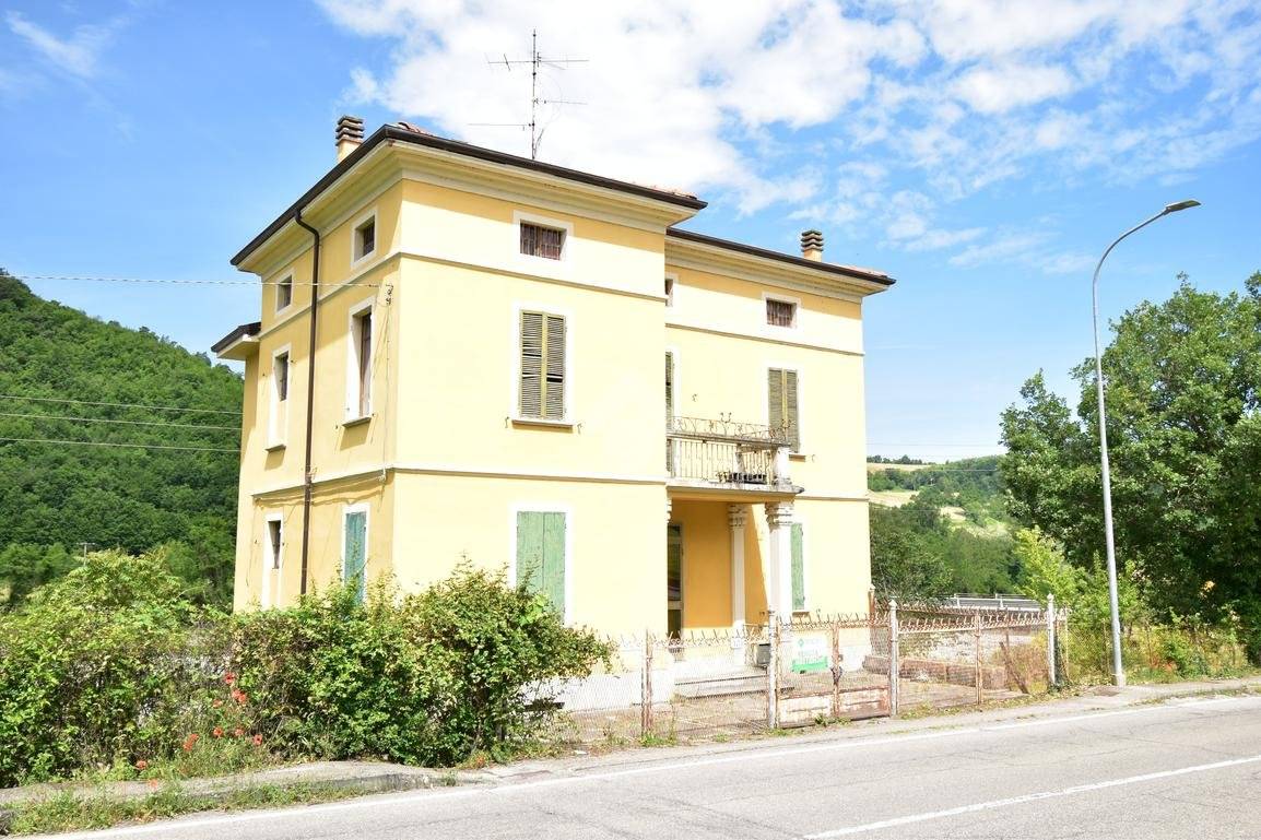 4 bedrooms Villa in Calestano, Italy No. 212880