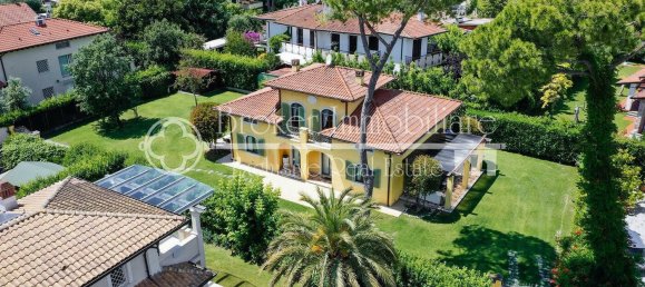 5 bedrooms Villa in Forte dei Marmi, Italy No. 36504 2