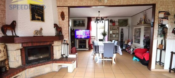 3 bedrooms House in Mandres-les-Roses, France No. 282270 4