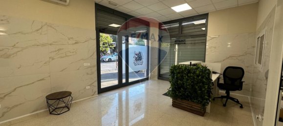2 rooms Commercial property in Rome, Italy No. 326128 3