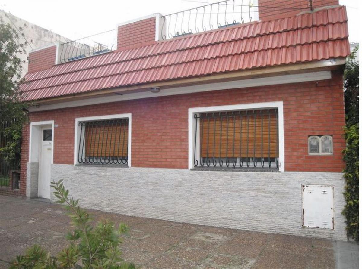 3 bedrooms House in Lanus, Argentina No. 12461