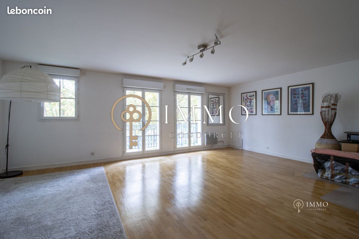 2 bedrooms Apartment in Le Plessis-Robinson, France No. 172136