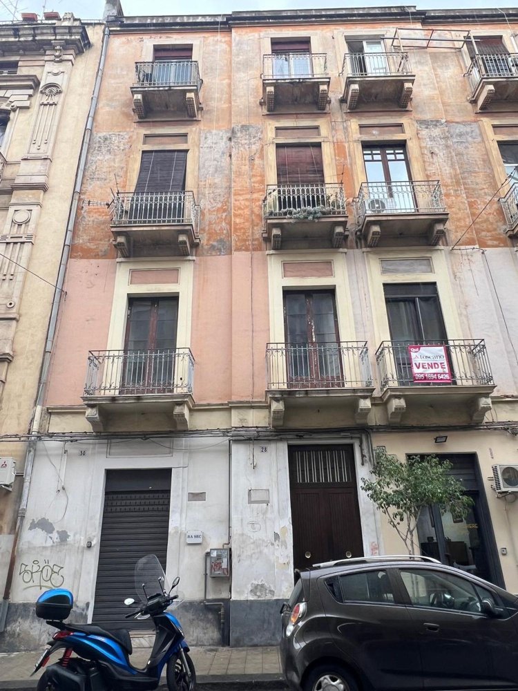5 rooms Apartment in Catania, Italy No. 157926