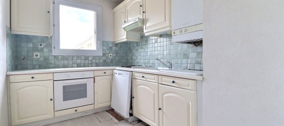 4 rooms Apartment in Elancourt, France No. 364042 2