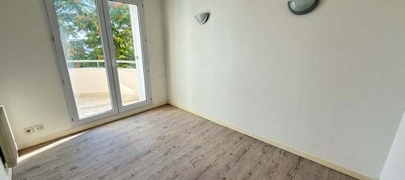 4 rooms Apartment in Elancourt, France No. 364042 3