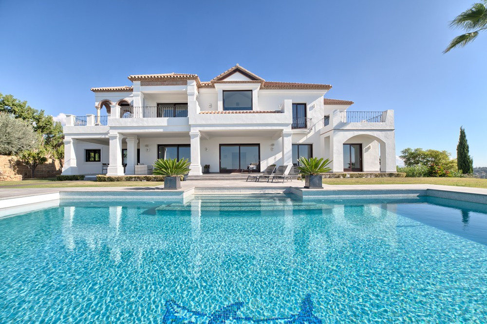 6 bedrooms Villa in Malaga, Spain No. 21096