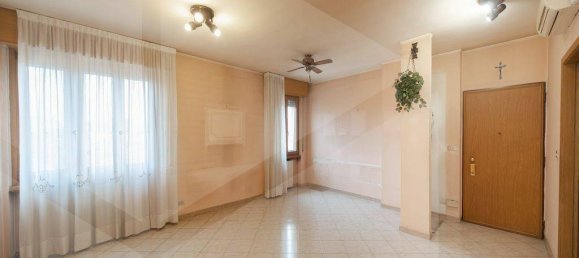 4 rooms Apartment in Monza, Italy No. 26632 3