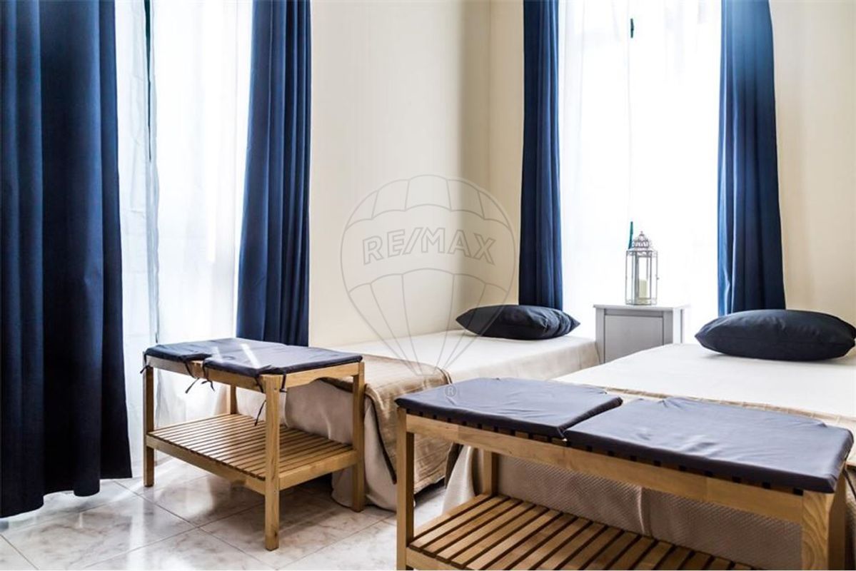 6 bedrooms Building in Porto, Portugal No. 31023