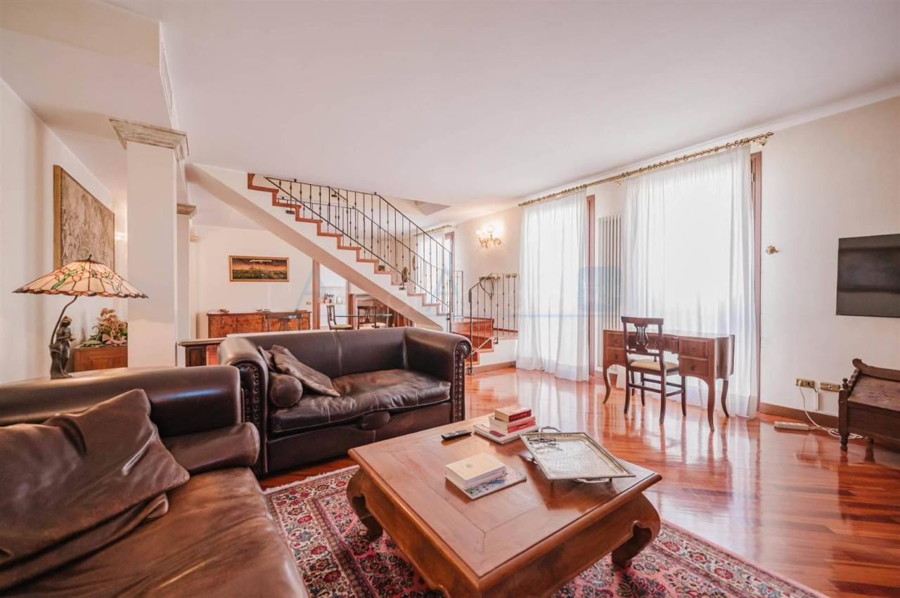 9 rooms Apartment in Padua, Italy No. 34099