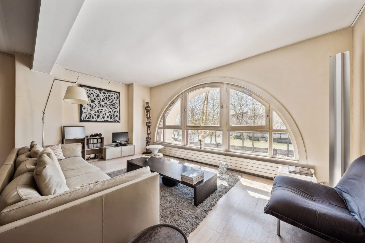 3 bedrooms Apartment in Paris, France No. 162837