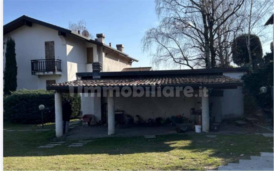 Вилла с 3 спальнями в Эрба, Италия № 2856