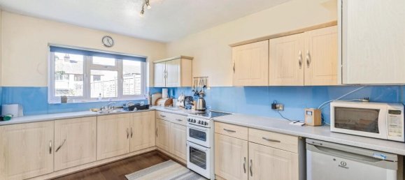 3 bedrooms Commercial property in Bushey, United Kingdom No. 6211 3