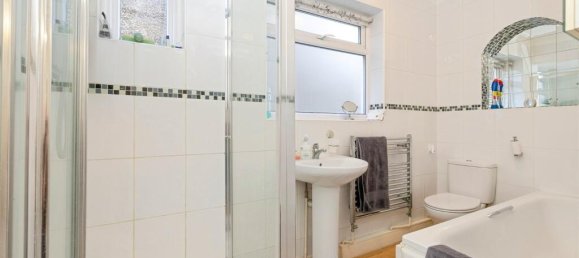 3 bedrooms Commercial property in Bushey, United Kingdom No. 6211 5