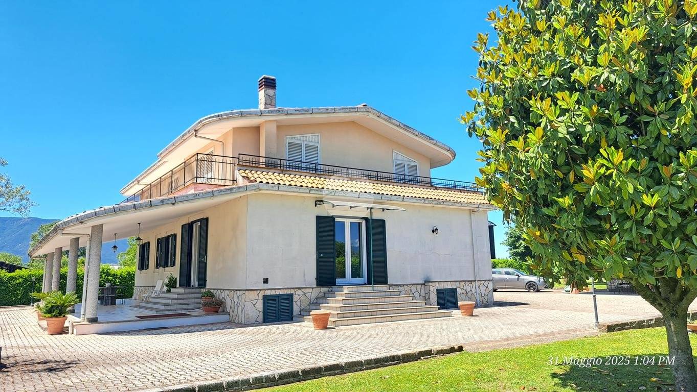 3 bedrooms Villa in Frosinone, Italy No. 73143