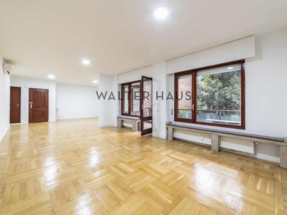 4 bedrooms Apartment in Madrid, Spain No. 262682