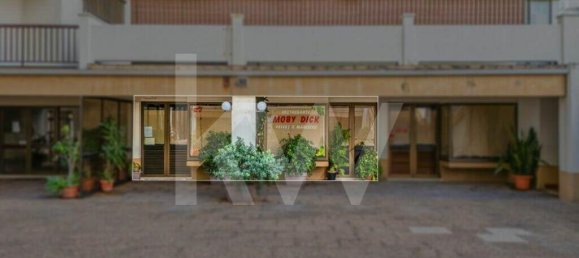 77m² Commercial property in Funchal, Portugal No. 72835 2