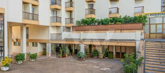 77m² Commercial property in Funchal, Portugal No. 72835 9