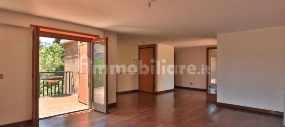 Квартира с 3 спальнями в Рим, Италия № 137808 3