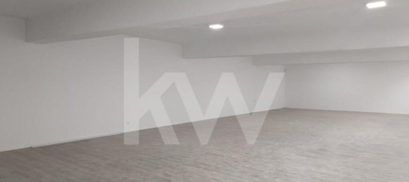 487m² Commercial property in Porto, Portugal No. 43018 14