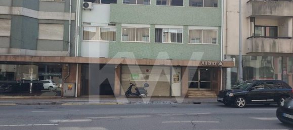 487m² Commercial property in Porto, Portugal No. 43018 2