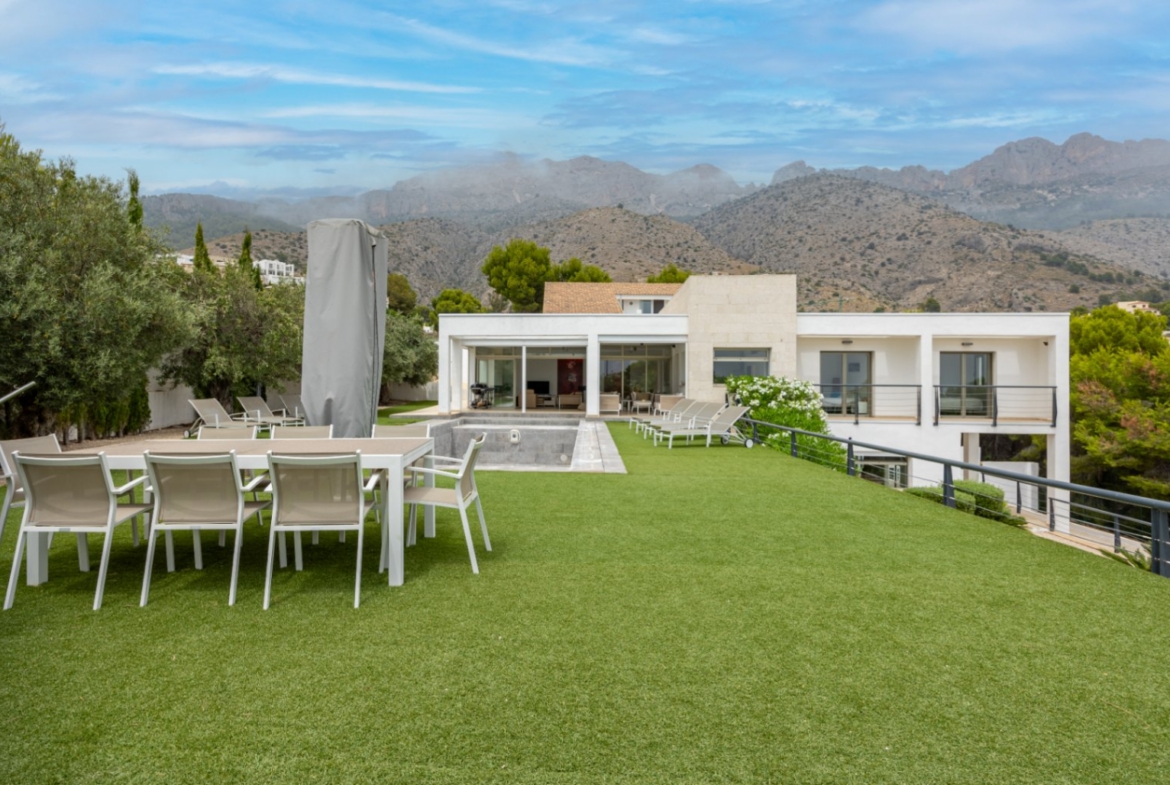 5 bedrooms Villa in Altea, Spain No. 80941