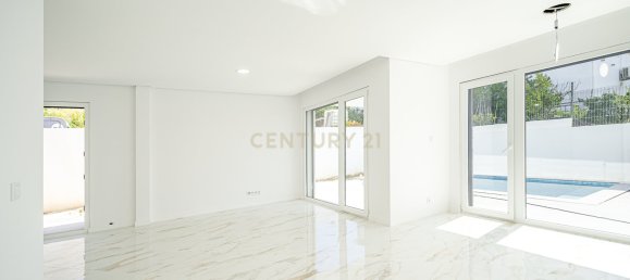4 bedrooms Villa in Almada, Portugal No. 208927 2