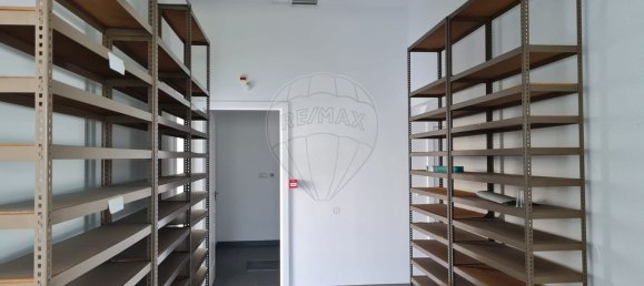 171m² Commercial property in Setubal, Portugal No. 42586 8