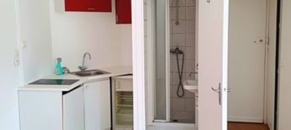 Studio in Paris, France No. 309908 3