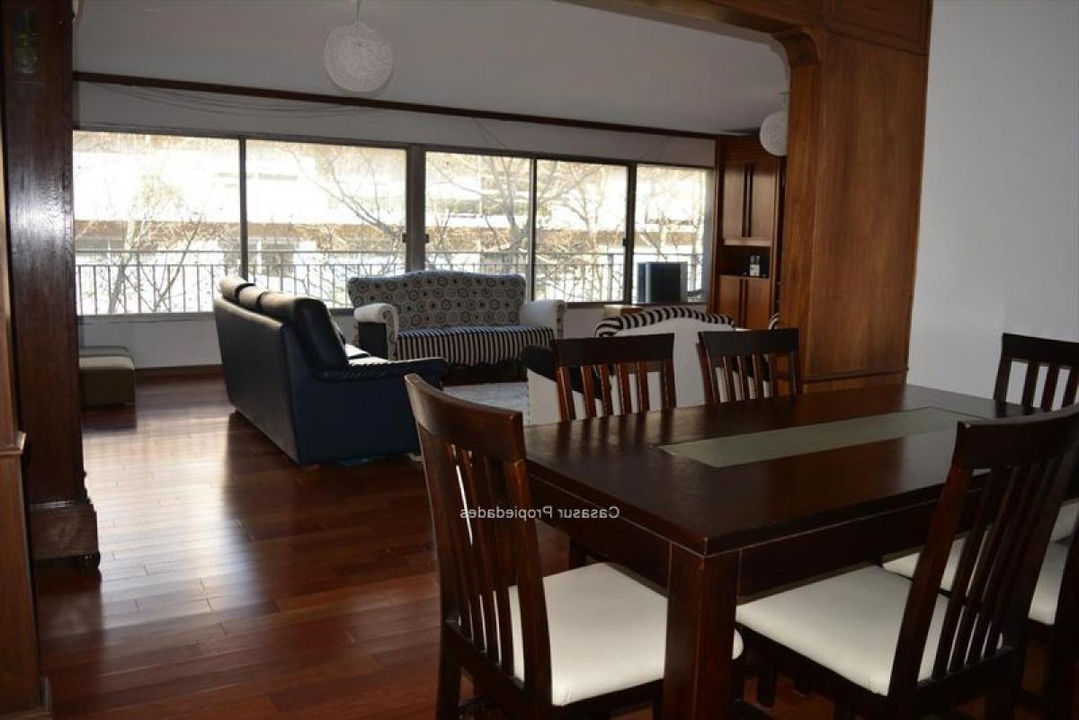 Apartamento de 3 dormitorios en Montevideo, Uruguay No. 1580