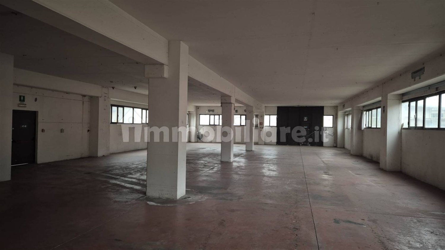 3-salle Entrepôt à Empoli, Italy No. 228642