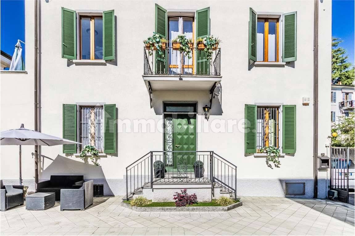 4 bedrooms Villa in Varese, Italy No. 60398