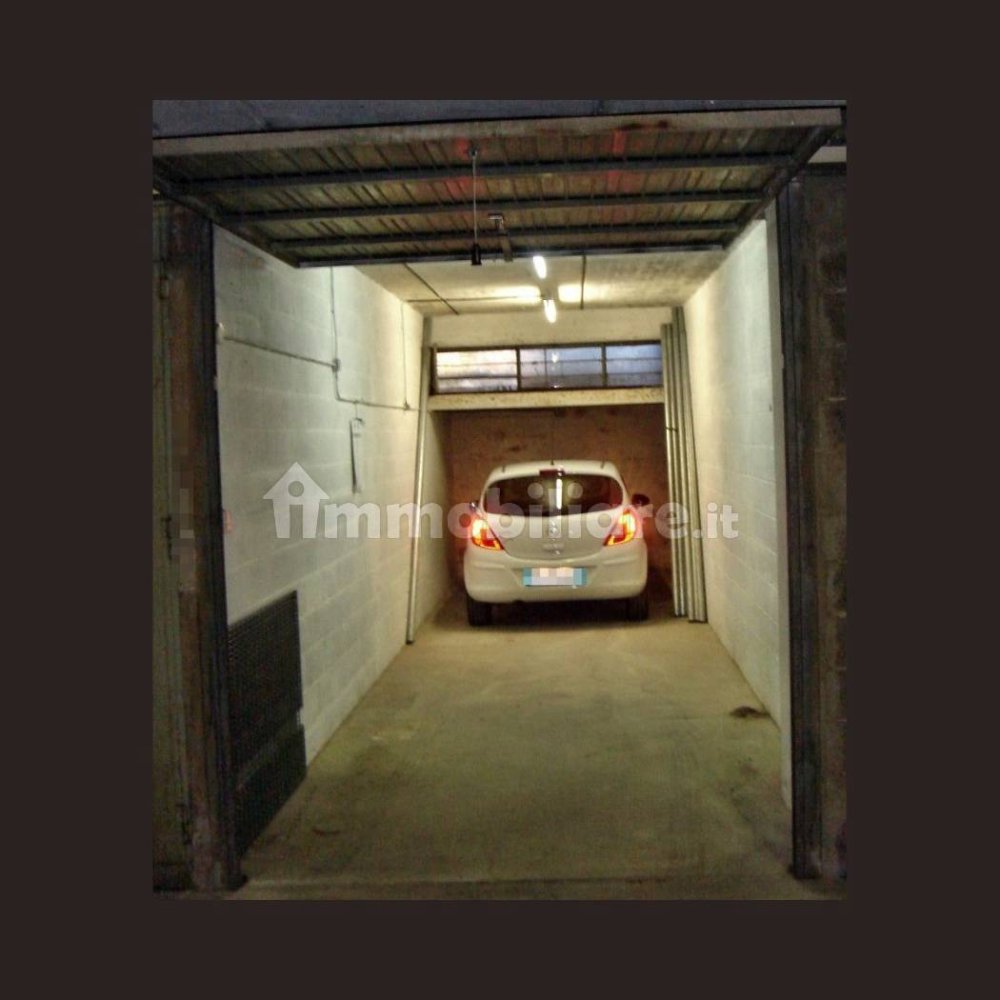 32m² Garage in Piacenza, Italy No. 275771