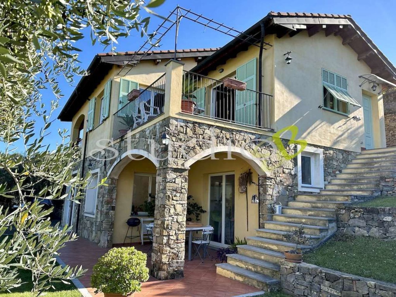 5 rooms House in Soldano, Italy No. 237139