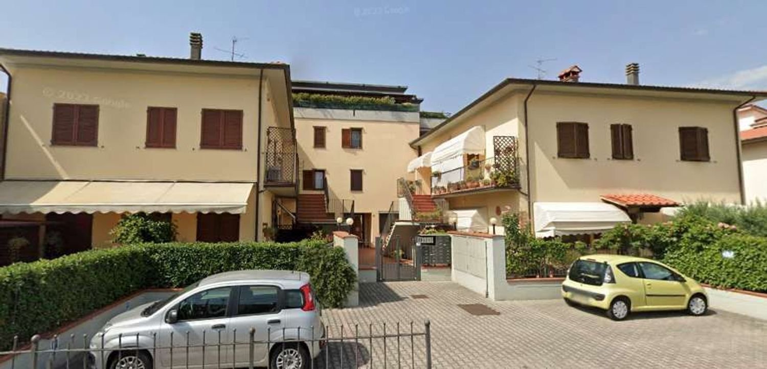Apartamento de 3 habitaciónes en Pistoia, Italy No. 293323