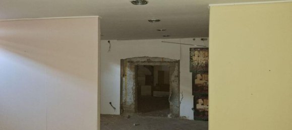 275m² Commercial property in Naples, Italy No. 370798 9