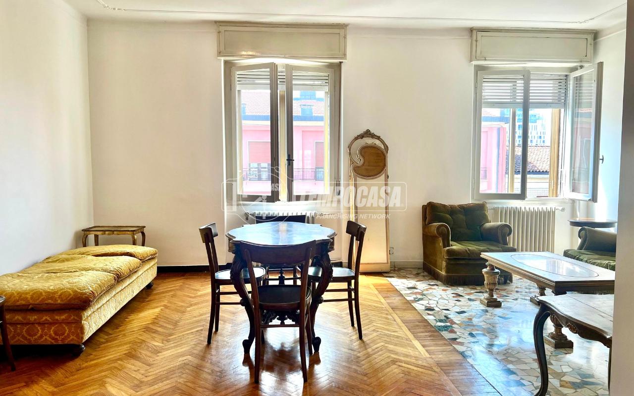 5 rooms Apartment in Brescia, Italy No. 14762