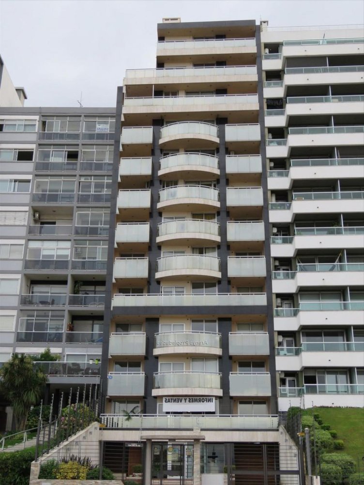 Квартира с 3 спальнями в Монтевидео, Уругвай № 2157