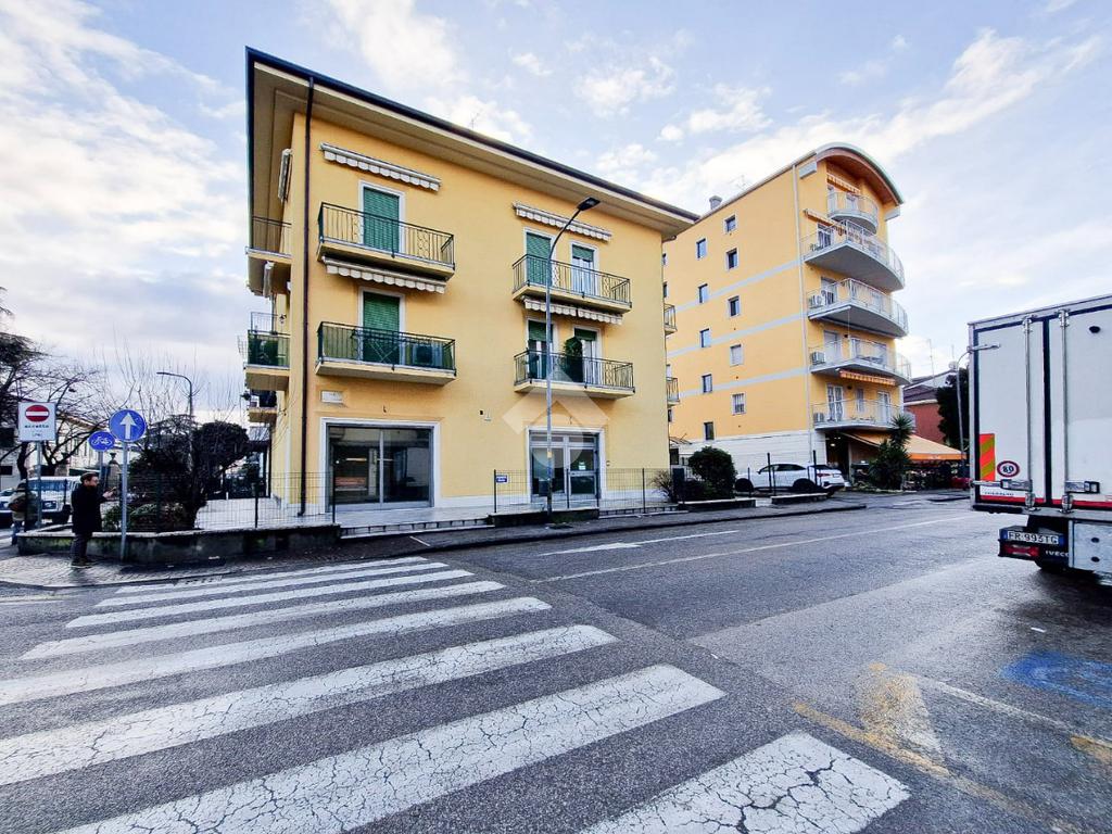 6 rooms Commercial property in Verona, Italy No. 324250