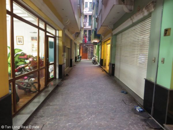 Casa de 4 dormitorios en Ba Dinh, Vietnam No. 4887