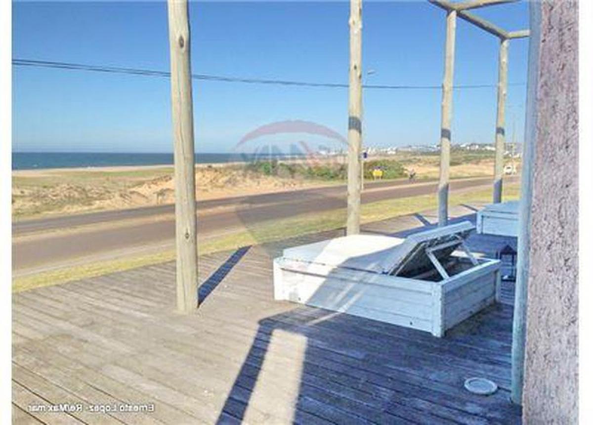 Casa de 4 dormitorios en Maldonado, Uruguay No. 8533