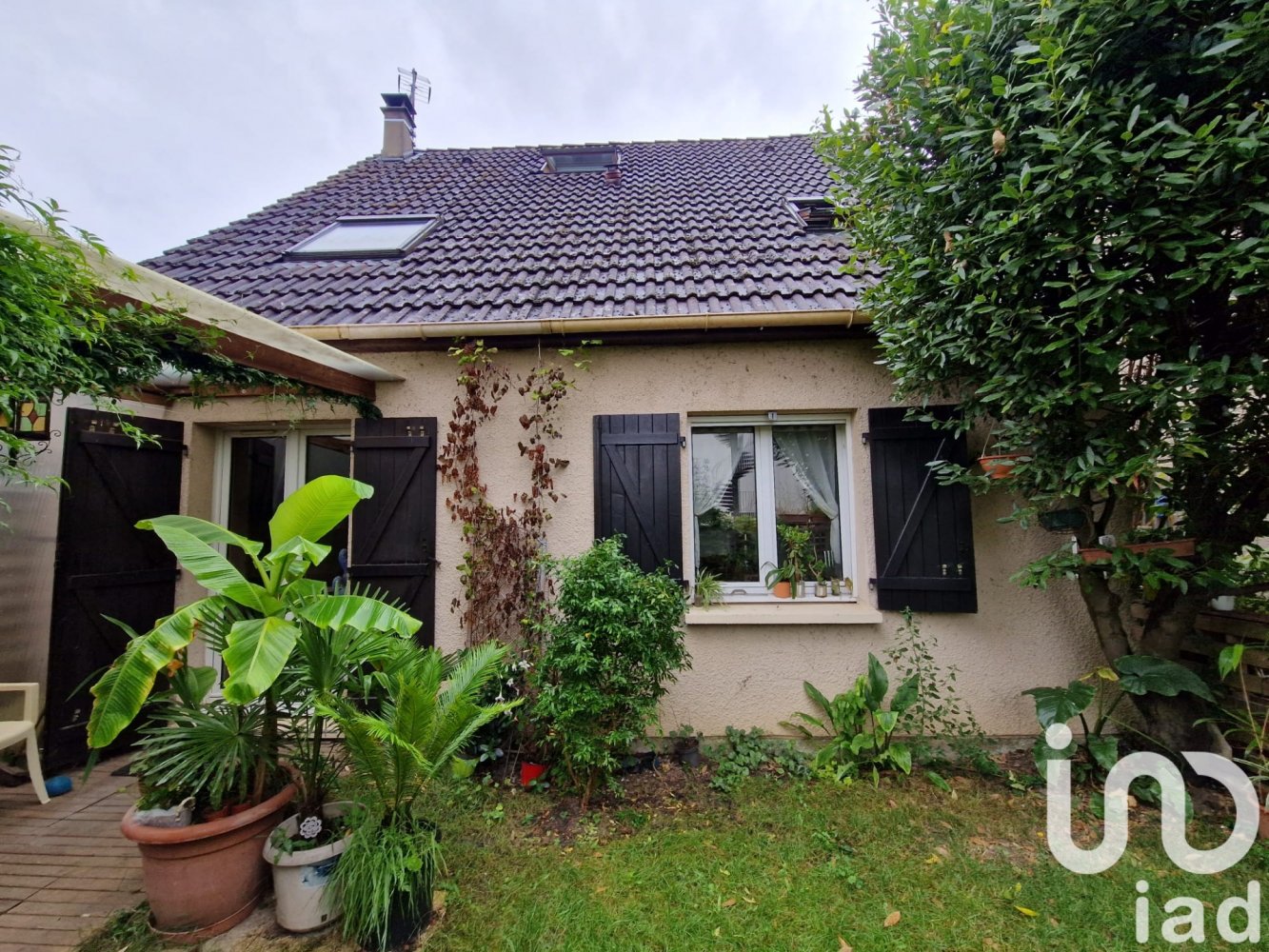 Casa de 3 dormitorios en Les Mureaux, France No. 348032