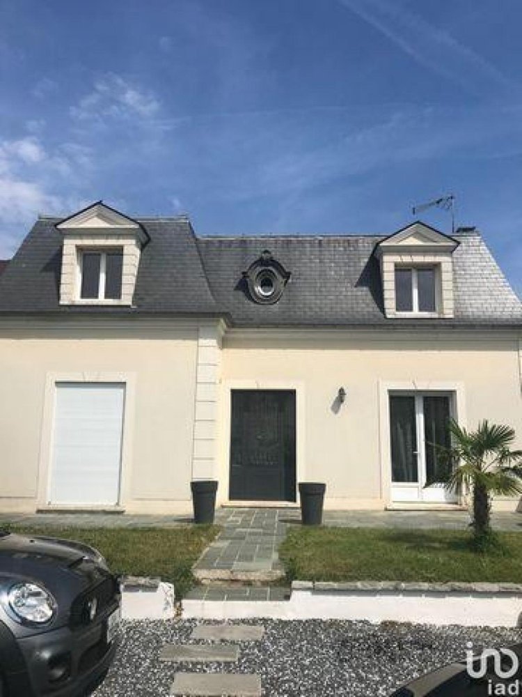 6 bedrooms House in Villecresnes, France No. 27834