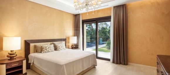 5 bedrooms Villa in Marbella, Spain No. 111125 2