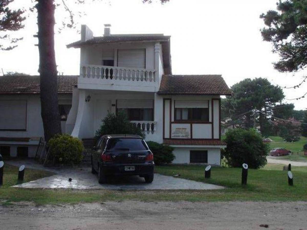 4 bedrooms House in Mar del Plata, Argentina No. 68551
