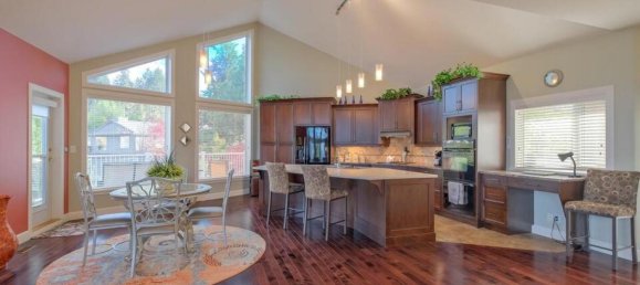 4 bedrooms House in British Columbia, Canada No. 1079 10