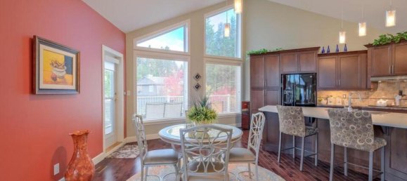 4 bedrooms House in British Columbia, Canada No. 1079 12